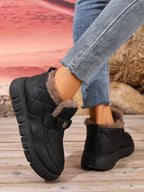 Embla black snow boots back view showing the ridged sole