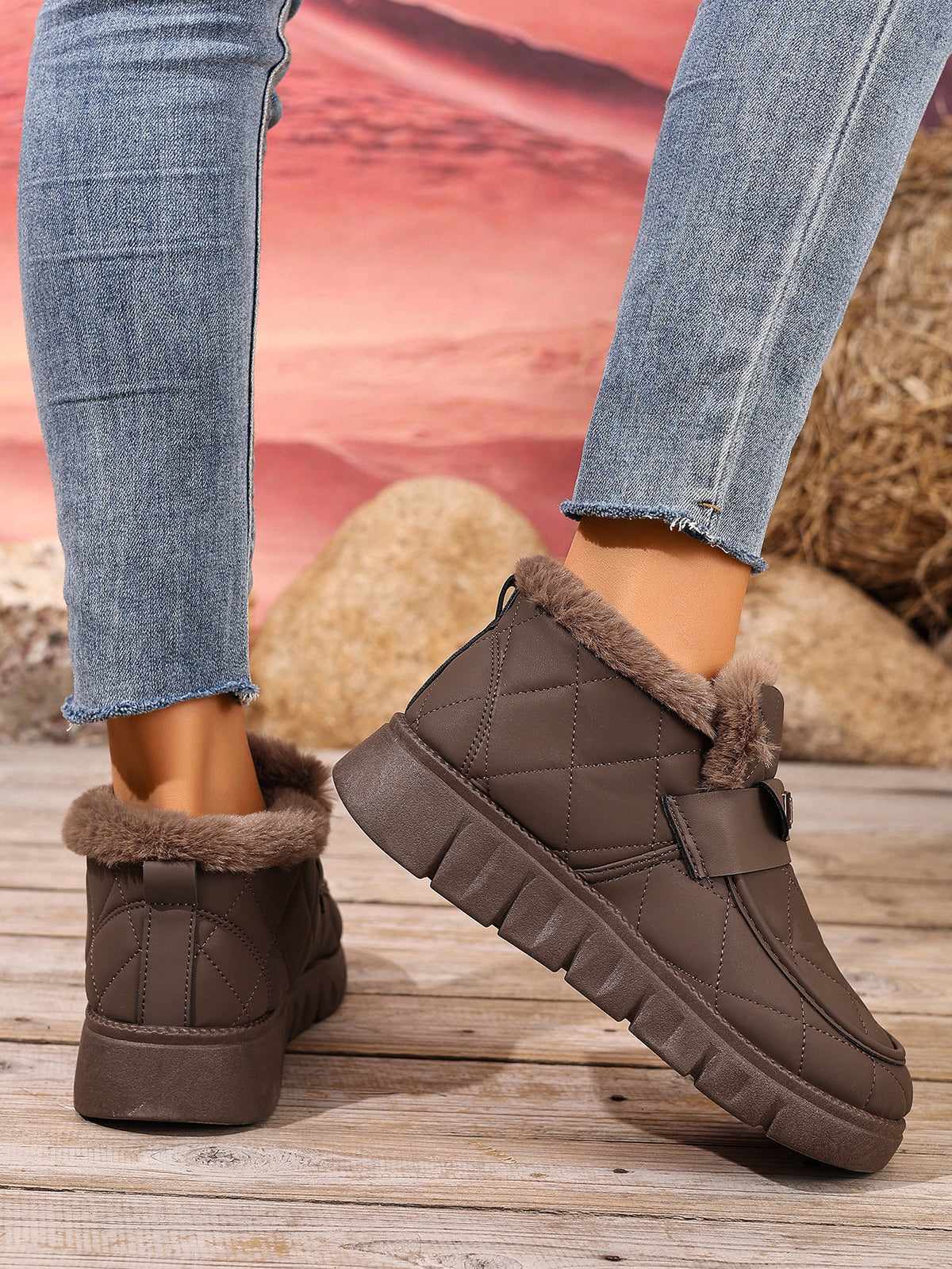 Embla brown snow boots back view showing the ridged sole