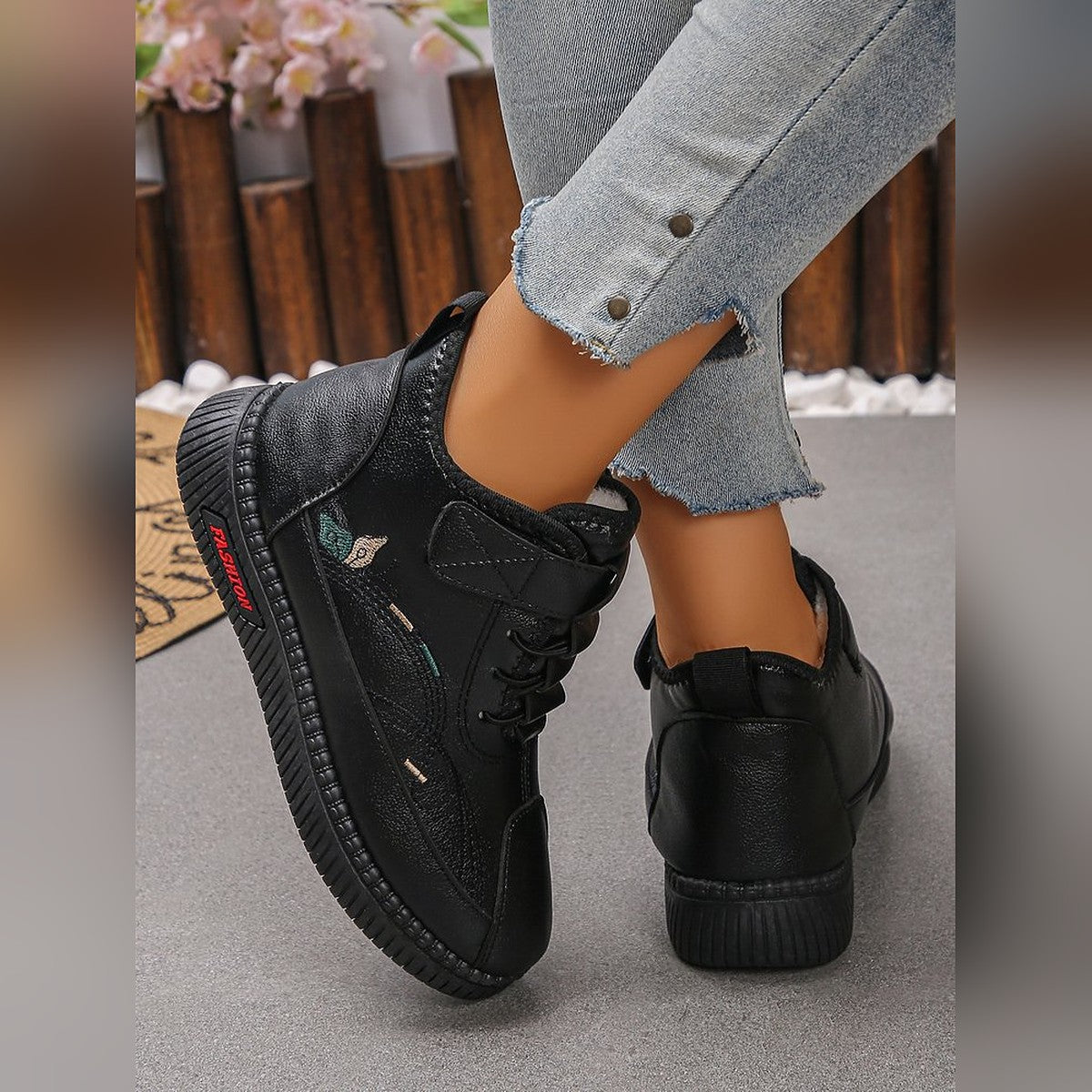Gunnvor black trainers, side view