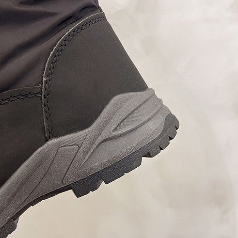 Sigrid black snow boots heel close-up