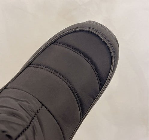 Sigrid black snow boots quilted upper close-up